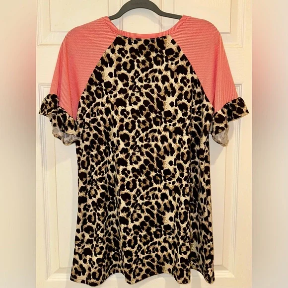 NWOT - Leopard Print Top with Striped Sleeves - M - Picture 4 of 5